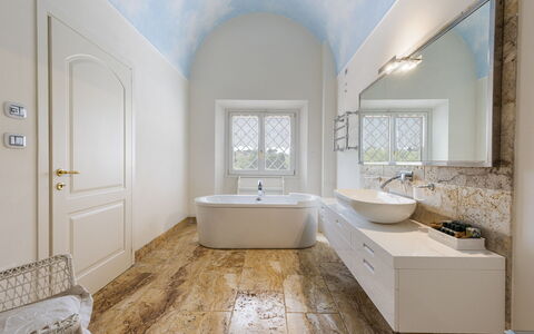 Villa Yvonne: Gulvbelægning, Væg, Etage, Indretning, Loft, Sanitærarmatur, Badeværelse, Belysning, Flise