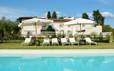 Villa Yvonne: Svømmepøl, Udvej, Estate, Udendørs Møbler, Have, Liggestol, Lawn, Hacienda, Villa, Gård