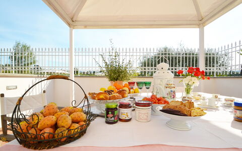 Villa Yvonne: Møbel, Bord, Mad, Stol, Sengetøj, Morgenmad, Serveware, Køkken & Spisebord, Dug