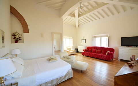 Villa Yvonne: Møbel, Indretning, Seng, Væg, Gulvbelægning, Etage, Soveværelse, Loft, Værelse, Sengetøj