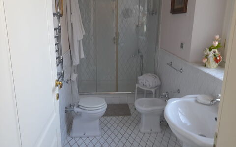 Villa Yvonne: Sanitærarmatur, Væg, Badeværelse, Indretning, Gulvbelægning, Etage, Badeværelsesvask, Håndvask, Tap, Vvs