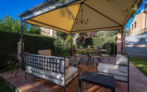 Ely Apartment In Villa, Wifi, Terricciola, Pisa: Møbel, Stol, Udendørs Møbler, Skygge, Udendørs Bord, Udendørs Struktur, Have, Gårdhave, Køkken & Spisebord, Veranda