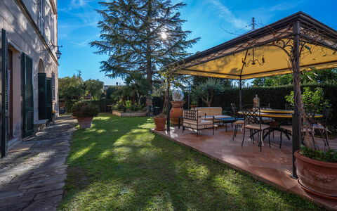 Ely Apartment In Villa, Wifi, Terricciola, Pisa: Have, Blomsterkrukke, Landscaping, Skygge, Flise, Stueplante, Gård, Hacienda, Stol, Backyard