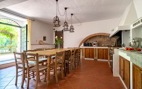 Montaione Country House Amarrante, Pool, Ac: Møbel, Indretning, Gulvbelægning, Loft, Køkken, Køkken & Spisebord, Værelse, Countertop, Stol, Stueplante