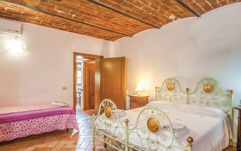 La Fiumara: Møbel, Indretning, Etage, Gulvbelægning, Loft, Seng, Sengetøj, Soveværelse, Bed Frame, Stueplante