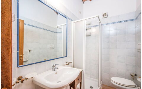 La Fiumara: Væg, Gulvbelægning, Etage, Indretning, Sanitærarmatur, Loft, Værelse, Badeværelse, Badeværelsesvask, Vvs