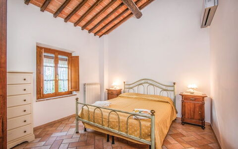 La Fiumara: Seng, Møbel, Soveværelse, Indretning, Sengetøj, Sengetøj, Loft, Gulvbelægning, Bed Frame, Sengetøj