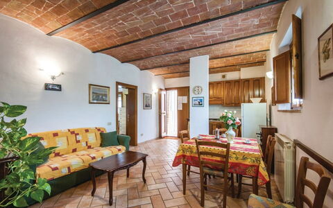 La Fiumara: Væg, Lejlighed, Etage, Værelse, Stueplante, Blomsterkrukke, Stol, Bejdse, Maling, Køkken & Spisebord