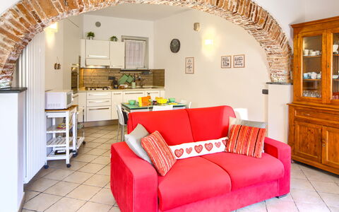 Ca Du Checcu: Møbel, Indretning, Væg, Couch, Gulvbelægning, Loft, Værelse, Bord, Etage, Stue