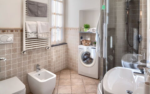 Ca Du Checcu: Sanitærarmatur, Badeværelse, Indretning, Gulvbelægning, Toiletbræt, Toilet, Håndvask, Etage, Tap, Vvs