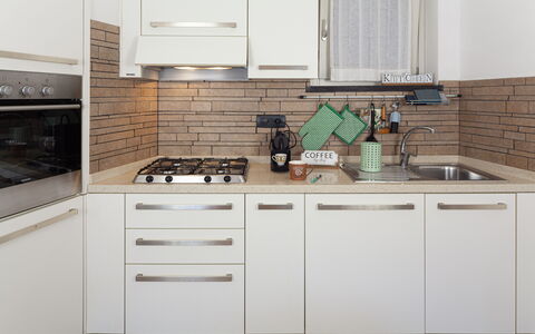 Ca Du Checcu: Køkken, Køkken Apparat, Countertop, Større Bandage, Cabinetry, Komfur, Husholdningsapparat, Komfur, Træ, Indretning