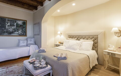 Villa Zambra: Møbel, Seng, Indretning, Soveværelse, Sengetøj, Væg, Etage, Sengetøj, Værelse, Gulvbelægning