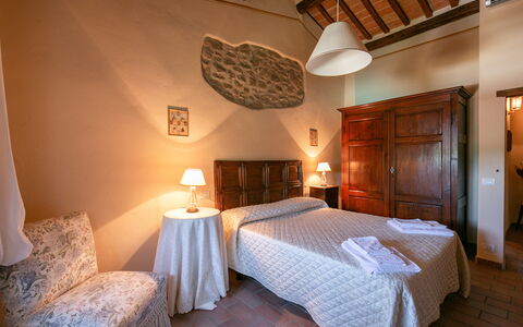 Villa Gelsi: Væg, Møbel, Soveværelse, Seng, Indretning, Gulvbelægning, Etage, Hjem, Bed Frame, Værelse