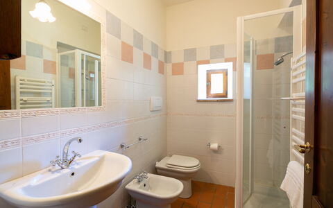 Villa Gelsi: Gulvbelægning, Indretning, Etage, Loft, Værelse, Sanitærarmatur, Badeværelse, Flise, Håndvask