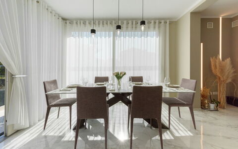 Villa Fiumetto: Møbel, Indretning, Bord, Stol, Gulvbelægning, Spisestue, Køkken & Spisebord, Træ, Etage, Textile