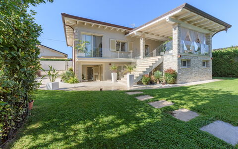 Villa Fiumetto: Bygning, Hus, Boligområde, Hjem, Facade, Tag, Arkitektur, Estate, Sommerhus