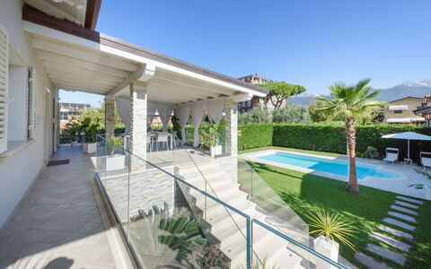 Villa Fiumetto: Boligområde, Hjem, Estate, Veranda, Udvej, Skygge, Svømmepøl, Altan, Hacienda, Villa