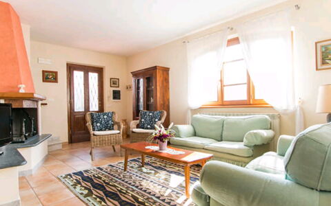 Villa Camaiore: Møbel, Indretning, Gulvbelægning, Etage, Couch, Værelse, Loft, Stue, Bord, Belysning