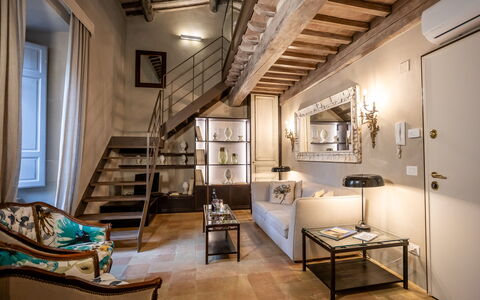 Stylish Apartment: Møbel, Indretning, Væg, Gulvbelægning, Etage, Loft, Værelse, Belysning, Hjem, Stue