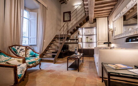 Stylish Apartment: Møbel, Indretning, Gulvbelægning, Etage, Couch, Stue, Værelse, Loft, Belysning, Stol