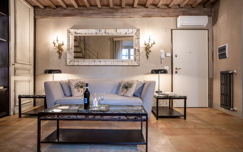 Stylish Apartment: Møbel, Indretning, Væg, Gulvbelægning, Etage, Couch, Loft, Værelse, Bord, Stue