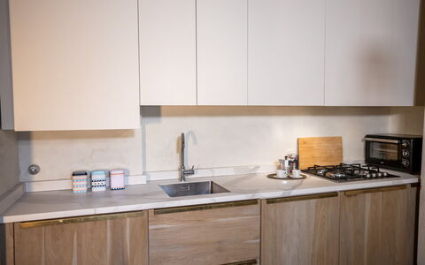 Stylish Apartment: Køkken, Countertop, Træ, Køkken Apparat, Indretning, Cabinetry, Gulvbelægning, Større Bandage, Køkkenvask, Husholdningsapparat