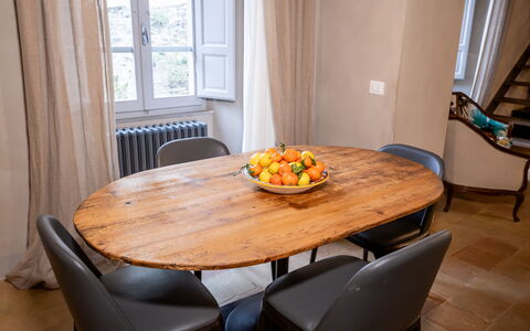 Stylish Apartment: Møbel, Indretning, Bord, Gulvbelægning, Træ, Etage, Stol, Køkken & Spisebord, Spisestue, Værelse