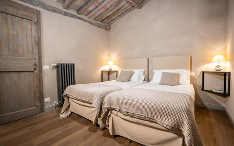 Stylish Apartment: Seng, Soveværelse, Møbel, Sengetøj, Indretning, Sengetøj, Sengetøj, Etage, Textile, Værelse