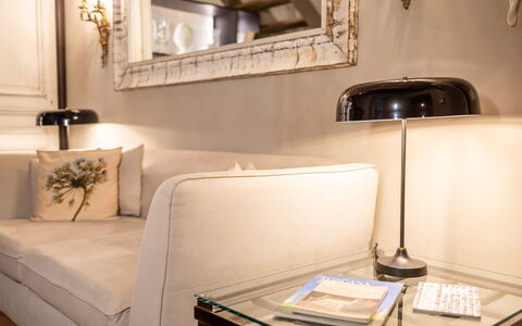 Stylish Apartment: Møbel, Indretning, Couch, Belysning, Stue, Hjem, Etage, Værelse, Lampe