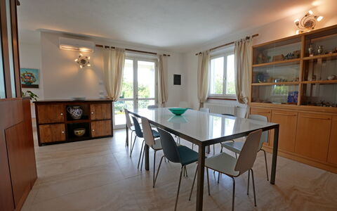 Villa Alex: Møbel, Gulvbelægning, Indretning, Etage, Træ, Bord, Stol, Køkken & Spisebord, Spisestue, Belysning