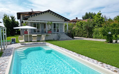 Villa Alex: Svømmepøl, Boligområde, Hus, Hjem, Udvej, Kompositmateriale, Estate, Have, Fritid, Eco Hotel