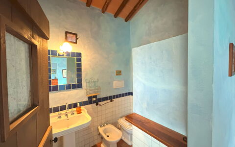 Appartamento La Torretta Di Pietra, Wifi, Perugia: Væg, Sanitærarmatur, Indretning, Gulvbelægning, Badeværelse, Etage, Badeværelsesvask, Loft, Tap, Vvs