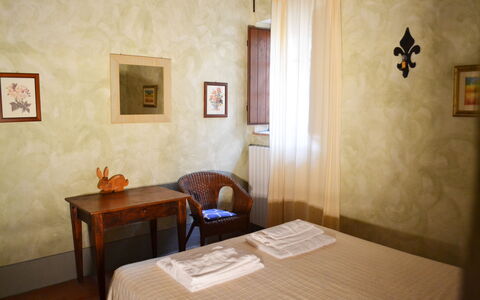 Appartamento Il Fienile Del Sole, Wifi, Perugia: Væg, Indretning, Etage, Værelse, Billedramme, Blomsterkrukke, Bejdse, Sengetøj, Stueplante, Hårdttræ