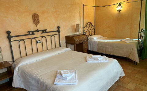 Appartamento Il Cantico Del Gallo, Wifi, Near Peru: Møbel, Gulvbelægning, Etage, Indretning, Seng, Soveværelse, Bed Frame, Stol, Sengetøj, Lysarmatur