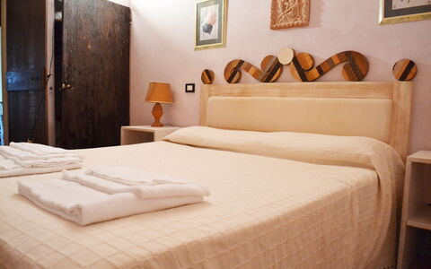 Appartamento Bellosguardo, Wifi, Near Perugia: Seng, Soveværelse, Væg, Træ, Indretning, Sengetøj, Sengetøj, Møbel, Etage, Bed Frame