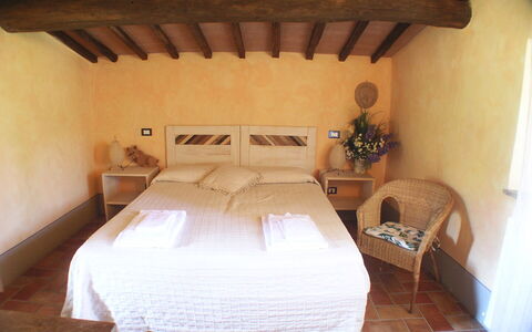 Appartamento Pietra Viva, Wifi, Near Perugia: Møbel, Gulvbelægning, Etage, Stuehus, Soveværelse, Seng, Stol, Bed Frame, Bejdse, Stueplante