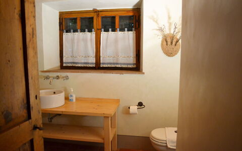 Appartamento Poggiolo, Wifi, Near Perugia: Væg, Badeværelsesvask, Træ, Sanitærarmatur, Indretning, Gulvbelægning, Etage, Håndvask, Værelse, Badeværelse