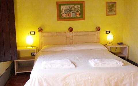 Appartamento La Vecchia Cedraia, Wifi, Perugia: Indretning, Seng, Møbel, Soveværelse, Væg, Etage, Gulvbelægning, Træ, Sengetøj, Værelse