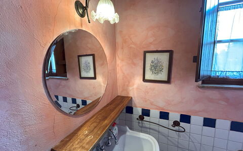 Appartamento Scuderia Del Borgo, Wifi, Perugia: Sanitærarmatur, Vvs, Spejl, Tap, Badeværelsesvask, Flise, Lysarmatur, Håndvask, Badeværelse, Maling