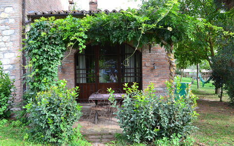 Appartamento Scuderia Del Borgo, Wifi, Perugia: Have, Backyard, Skygge, Mursten, Gård, Landscaping, Udendørs Struktur, Udendørs Møbler, Gårdsplads, Pergola