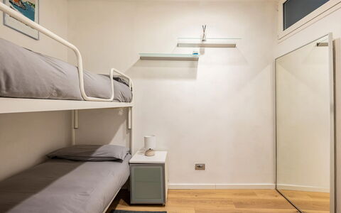 Casa Garibaldi - Levanto: Seng, Soveværelse, Indretning, Etage, Møbel, Gulvbelægning, Sengetøj, Loft, Sengetøj, Belysning