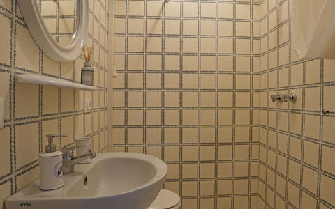 Villa Corsanico: Badeværelse, Sanitærarmatur, Indretning, Gulvbelægning, Etage, Badeværelsesvask, Vvs, Toiletbræt, Toilet, Værelse