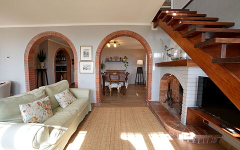 Villa Corsanico: Møbel, Indretning, Gulvbelægning, Væg, Træ, Couch, Etage, Loft, Værelse, Stue