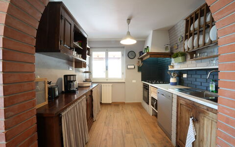 Villa Corsanico: Køkken, Countertop, Møbel, Gulvbelægning, Køkken Apparat, Cabinetry, Indretning, Større Bandage, Træ, Etage