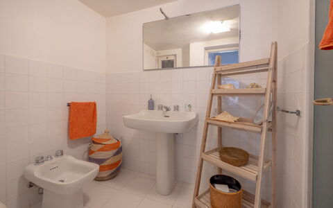 Villa Argentina: Toiletbræt, Badeværelse, Sanitærarmatur, Gulvbelægning, Etage, Toilet, Indretning, Badeværelsesvask, Vvs, Håndvask