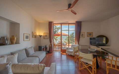 Ca' Nelly: Møbel, Gulvbelægning, Stol, Bord, Etage, Stue, Lejlighed, Kaffebord, Bejdse, Værelse