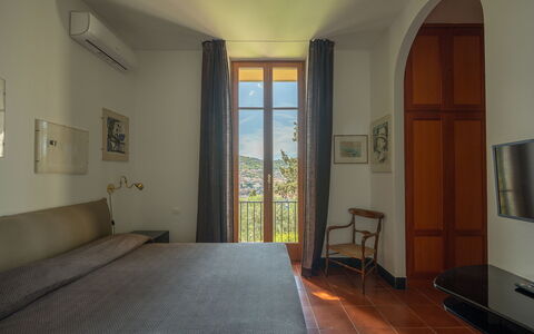 Ca' Nelly: Værelse, Lejlighed, Soveværelse, Seng, Billedramme, Sengetøj, Bed Frame, Sengetøj, Lampe, Skuffe