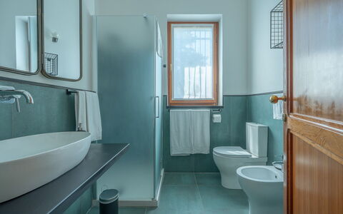 Ca' Nelly: Sanitærarmatur, Badeværelse, Håndvask, Badeværelsesvask, Indretning, Gulvbelægning, Tap, Etage, Vvs, Toilet