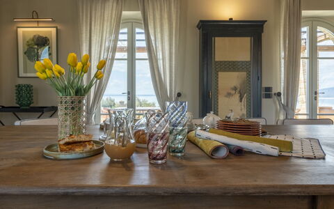 Battisole: Møbel, Indretning, Bord, Bordservice, Træ, Belysning, Gulvbelægning, Stol, Køkken & Spisebord, Spisestue