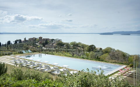 Battisole: Vand, Kyst, Udvej, Ferieby, Eco Hotel, Svømmepøl, Tropics, Bugt